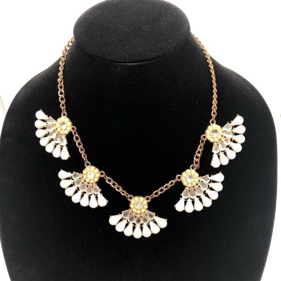 Fan Shaped Statement Necklace in Gold Tone chain and glass beads - Picture 3 of 3